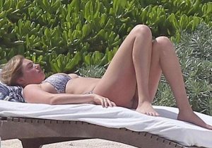 Seksual model Keyt Apton sevgilisi ilə çimərlikdə - FOTOLAR