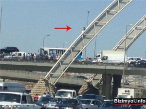 Bakıda gənc oğlan özünü körpüdən atmaq istədi