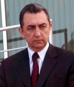 Eldar Əzizov indi də avtobus sürücülərindən pul çıxarır — 10 manata yubiley lövhələri satdırır
