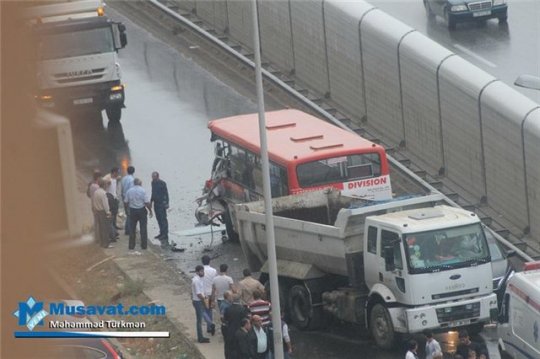 Avtobus dairəvi yolda yük maşını ilə toqquşdu - Video
