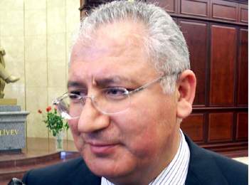 Heydər Əsədov Əhməd Əhmədzadə ilə Qərib Məmmədovu bitirir