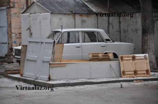 Bakıda bu da oldu: yaşadığı binada özünə şəxsi lift tikdirir - (Fotolar)