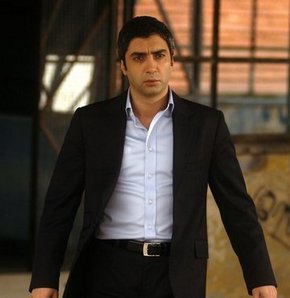 "Kurtlar Vadisi"nin çəkilişində ağır qəza: Necati Şaşmazın çənəsi qırıldı