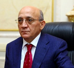 "Başqa dövlətin bayrağı və siyasi liderinin fotosu altında..."