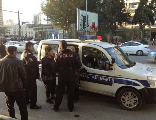 Polis Səməd Vurğun bağını bu qadınlardan təmizlədi VİDEO