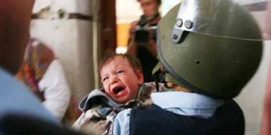 İsrail polisi 2 yaşlı fələstinli körpəni həbs etmək istədi - Şok olay