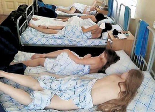 Bu ölkədə qadın və kişi əsgərlər bir otaqda yatır – Gözəl ordudan Fotolar