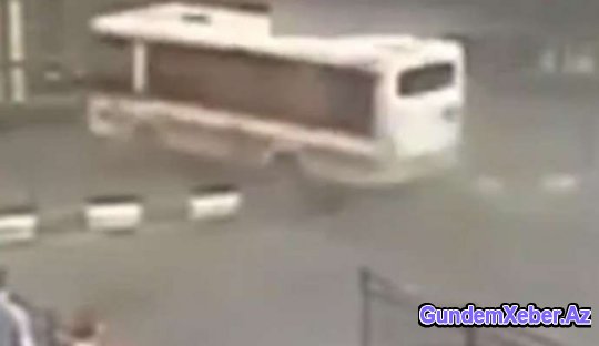 Avtobus ticarət mərkəzinə girdi - VİDEO