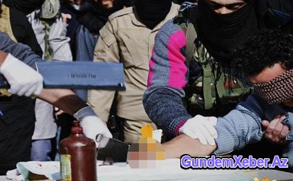 İŞİD bu dəfə hamının gözü qarşısında kəsdi (FOTO)