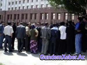 Evi sökülənlər Prezident Administasiyasının önündə aksiya keçirib