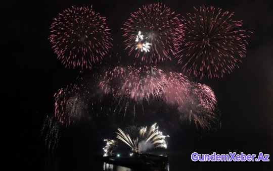Bakı 2015-ci ili möhtəşəm atəşfəşanlıqla qarşıladı - FOTOSESSİYA
