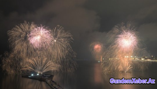 Bakı 2015-ci ili möhtəşəm atəşfəşanlıqla qarşıladı - FOTOSESSİYA