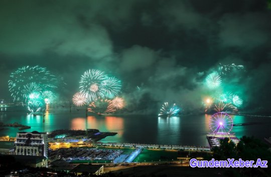Bakı 2015-ci ili möhtəşəm atəşfəşanlıqla qarşıladı - FOTOSESSİYA