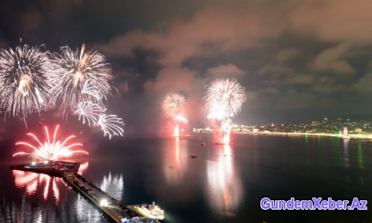 Bakı 2015-ci ili möhtəşəm atəşfəşanlıqla qarşıladı - FOTOSESSİYA