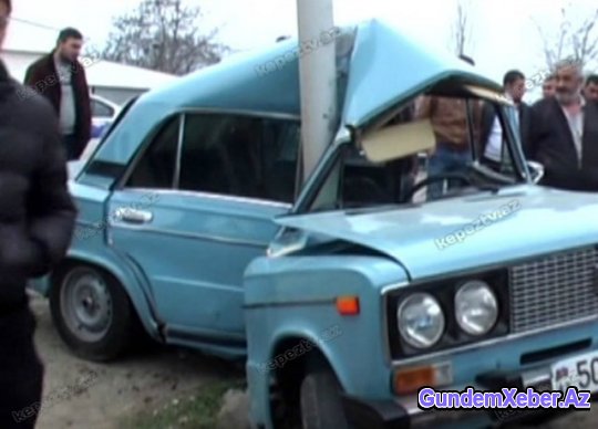 Avtomobil dirəyə çırpıldı: yaralı var (FOTO)