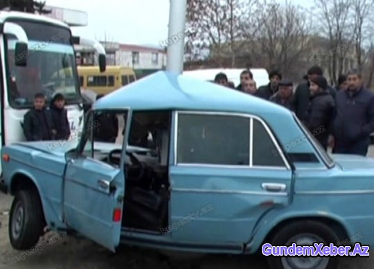 Avtomobil dirəyə çırpıldı: yaralı var (FOTO)