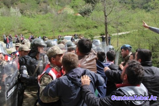 Həmkəndliləri terrorçunu qəbul etmədi - Evini daşa basdılar (Foto)