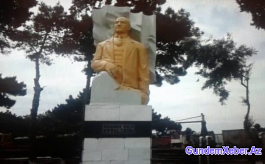 Yeni rəis Rəsulzadənin büstünü dağıtdı - FOTO