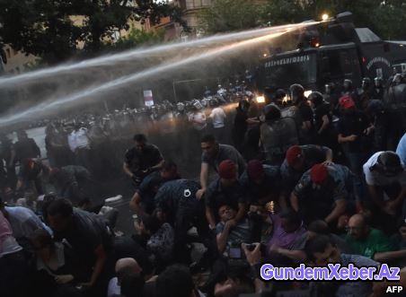Ermənistanda mitinq belə dağıdıldı - VIDEO