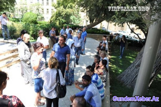 Zığ sakinləri Nazirlər Kabinetinin binası qarşısında aksiya keçirir