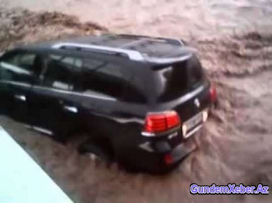 Gədəbəydə «Lexus»u selin əlindən belə aldılar - VİDEO