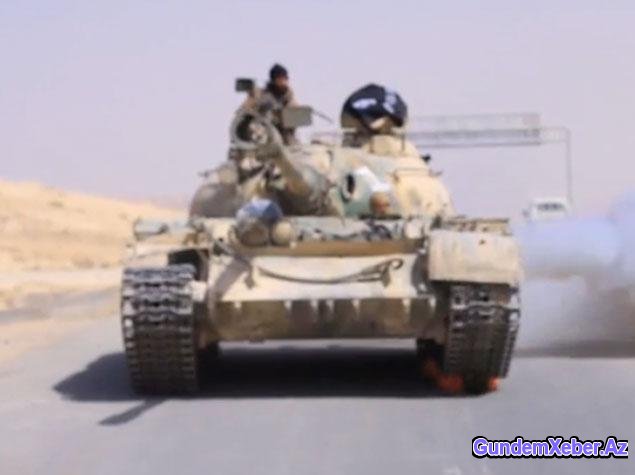 İŞİD-dən daha bir vəhşilik: hərbçinin üstündən tankla keçdilər - FOTO 16+