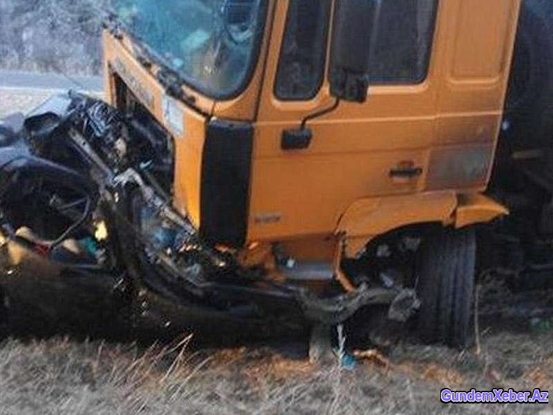 BMW "Shacman"la toqquşdu: yaralı var