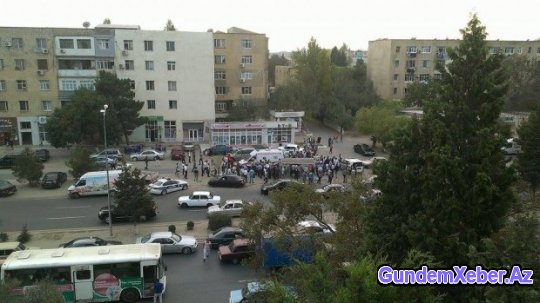 Sumqayıtda maşın dayanacağa girdi: 2 yaralı