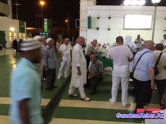 Azərbaycana qayıdan zəvvarlar Ciddə hava limanında problemlə üzləşiblər - FOTOSESSİYA - VİDEO