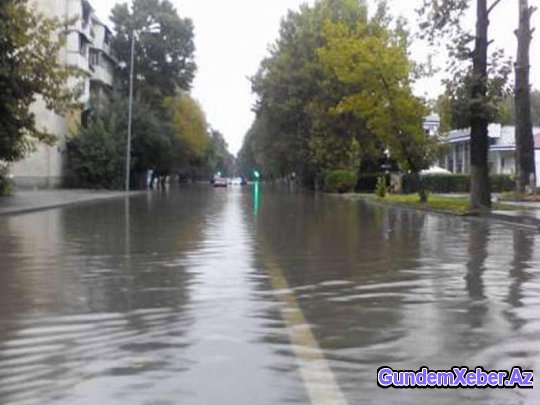 Mingəçeviri sel basdı: küçələr keçilməz oldu