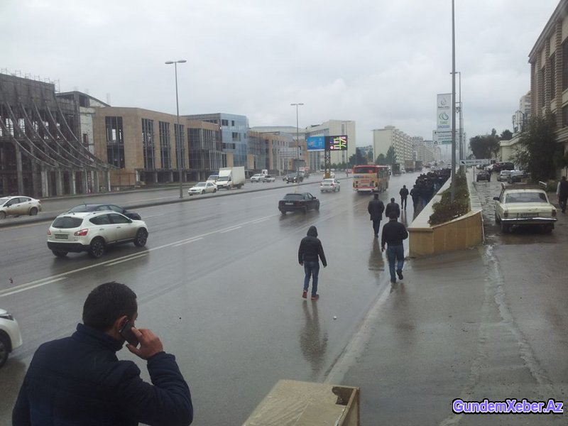 Bakıda etiraz yürüşü başlayıb, yüzlərlə insan küçələrə çıxdı – FOTO
