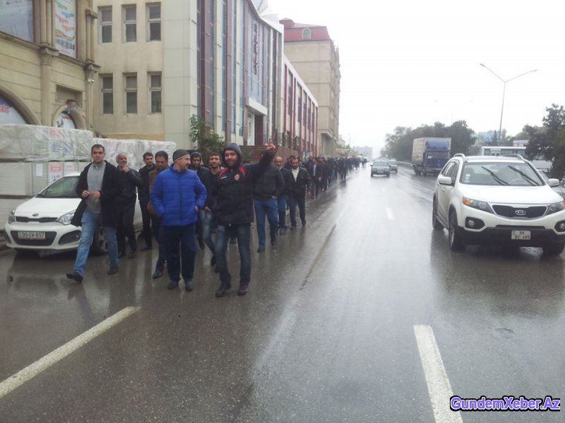 Bakıda etiraz yürüşü başlayıb, yüzlərlə insan küçələrə çıxdı – FOTO