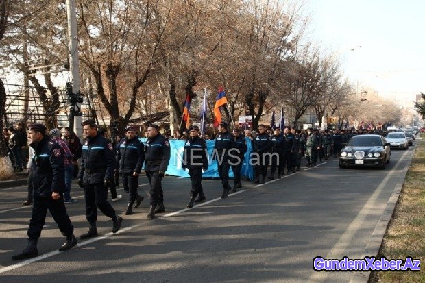 Ermənistan müxalifəti İrəvanda illik yürüşə başladı
