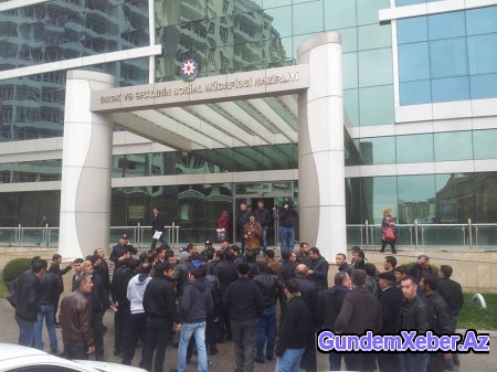 Bakıda etiraz yürüşü başlayıb, yüzlərlə insan küçələrə çıxdı – FOTO (YENİLƏNİB)