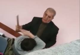 Müəllim sinifdə şagirdi amansızca döydü