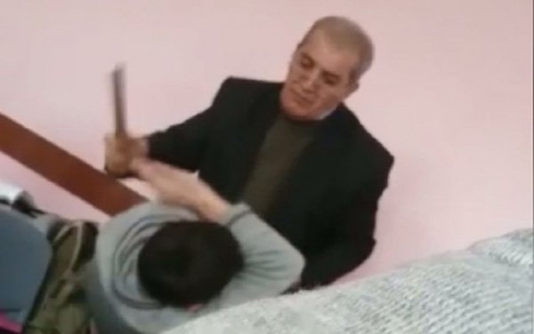 Zakir Fərəcov şagirdi döydüyünə görə işdən çıxarılan müəllimi "mükafatlandırdı"