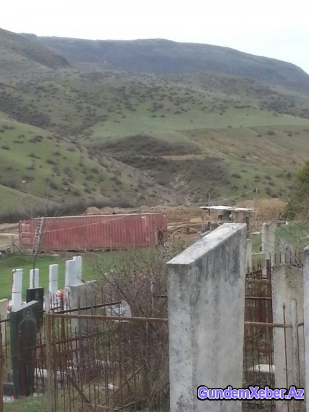Ağstafanın Köhnəqışlaq kənd qəbirsanlığında məktəb