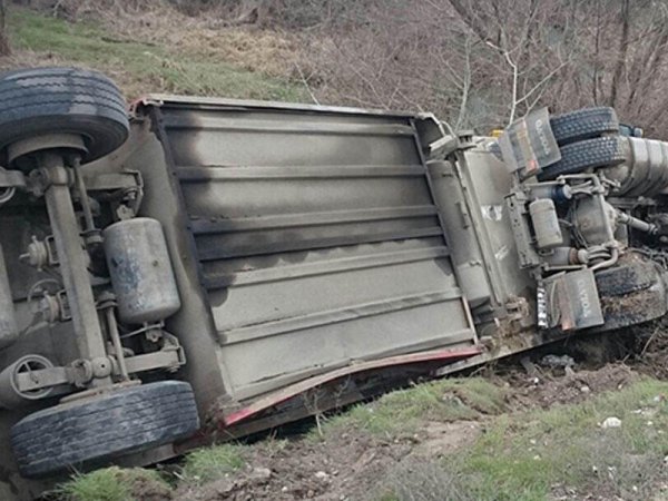 Xaçmazda yük maşını aşdı