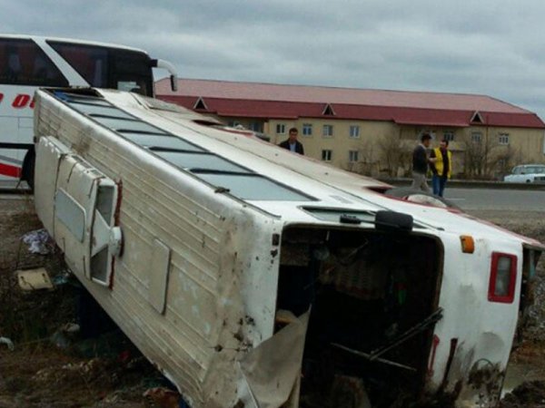 Azərbaycanda sərnişin avtobusu aşdı