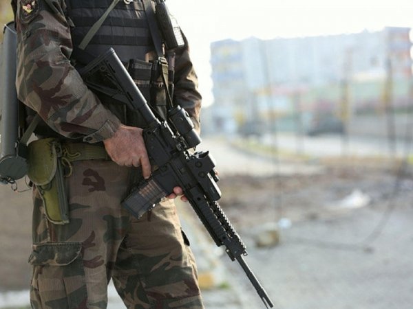Türkiyədə bir polis şəhid oldu, biri yaralandı