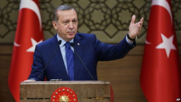 Jurnalistlə selfi çəkdirdiyinə görə Britaniyalı diplomat tənqidlərə məruz qalıb