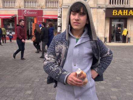 Təkər qaraltmaqla güzəranını ağardan 12 yaşlı uşaq: "Elə kişilər var ki..." - VİDEO