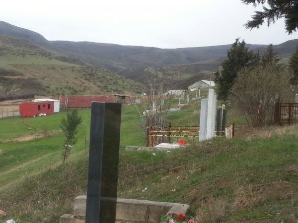 Ağstafa RİH başçısı qəbirstanlıqda məktəb tikintisini dayandırdı