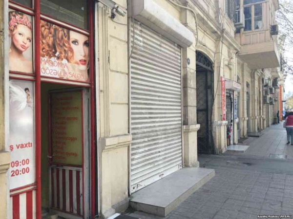 Bakının mərkəzində son aylar bağlanan dükanlar- [Fotolar]
