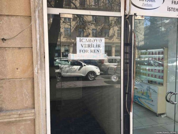 Bakının mərkəzində son aylar bağlanan dükanlar- [Fotolar]