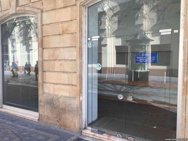 Bakının mərkəzində son aylar bağlanan dükanlar- [Fotolar]