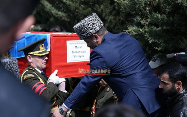 Şəhidlərin dəfnində insan seli — Fotolar