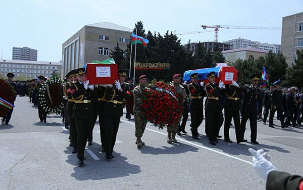 Şəhidlərin dəfnində insan seli — Fotolar