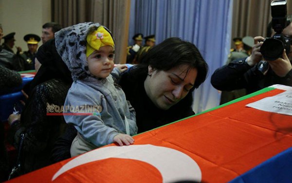 Şəhidlərin dəfnində insan seli — Fotolar