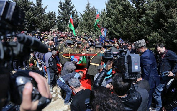 Şəhidlərin dəfnində insan seli — Fotolar